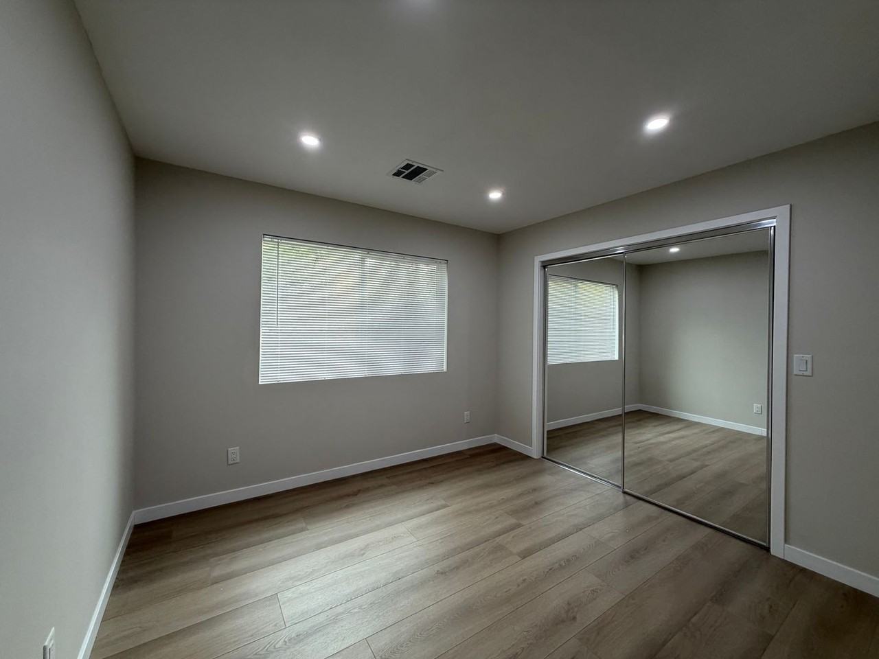 11705 Woodley Ave - Photo 6 of 16
