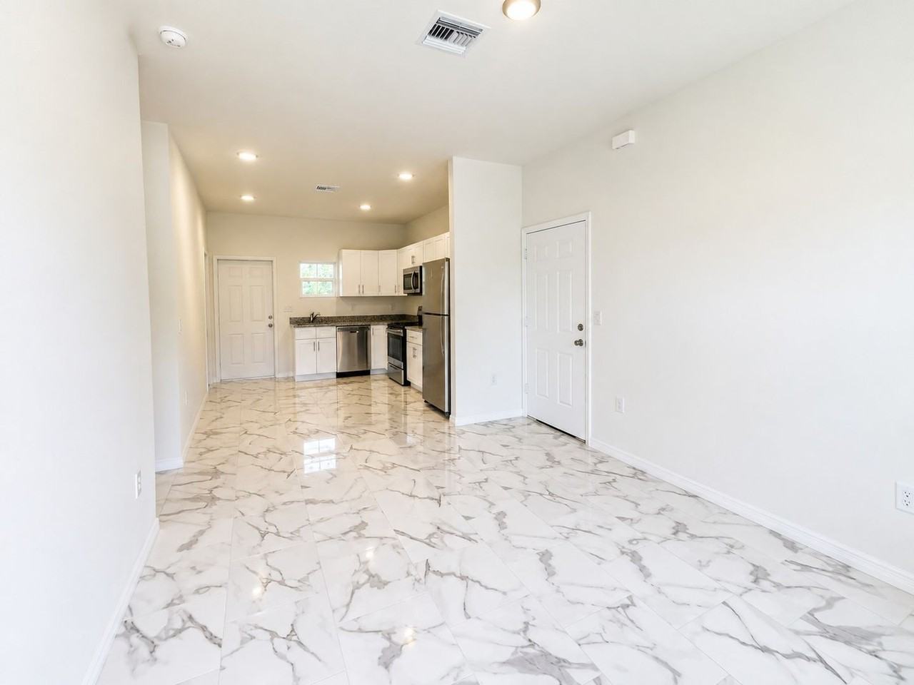 1138 Rambler St - Photo 7 of 11