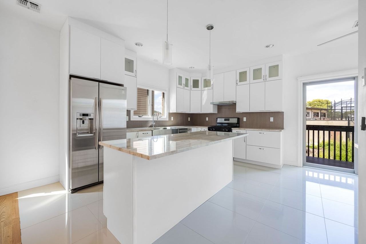 423 Lafayette Ave - Photo 3 of 40