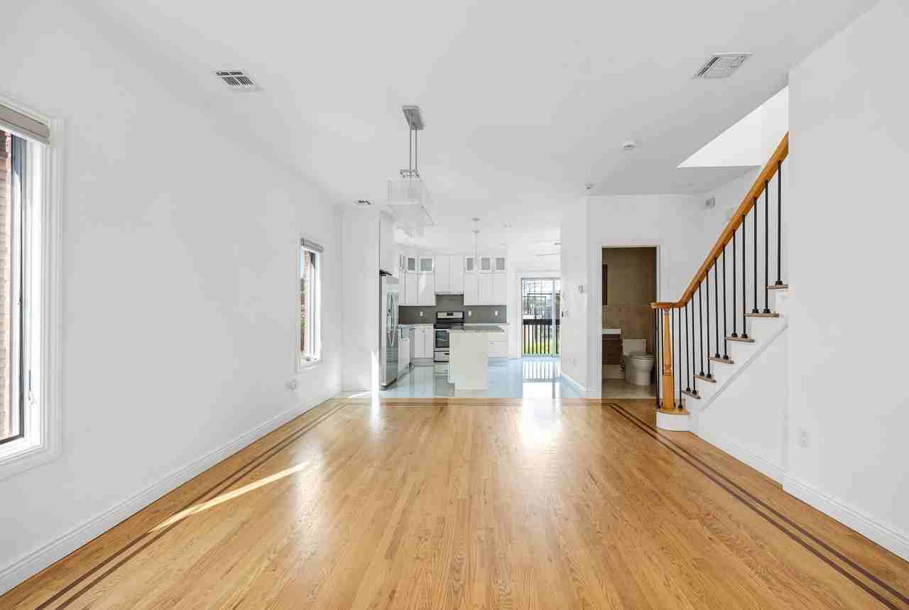 423 Lafayette Ave - Photo 6 of 40