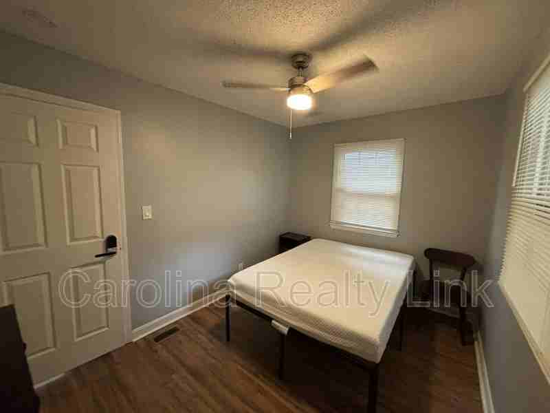 E 16th St #3 - Photo 2 of 3