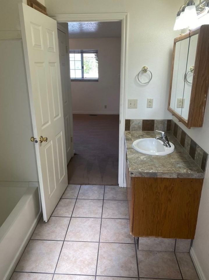 827 W 800 N - Photo 2 of 5