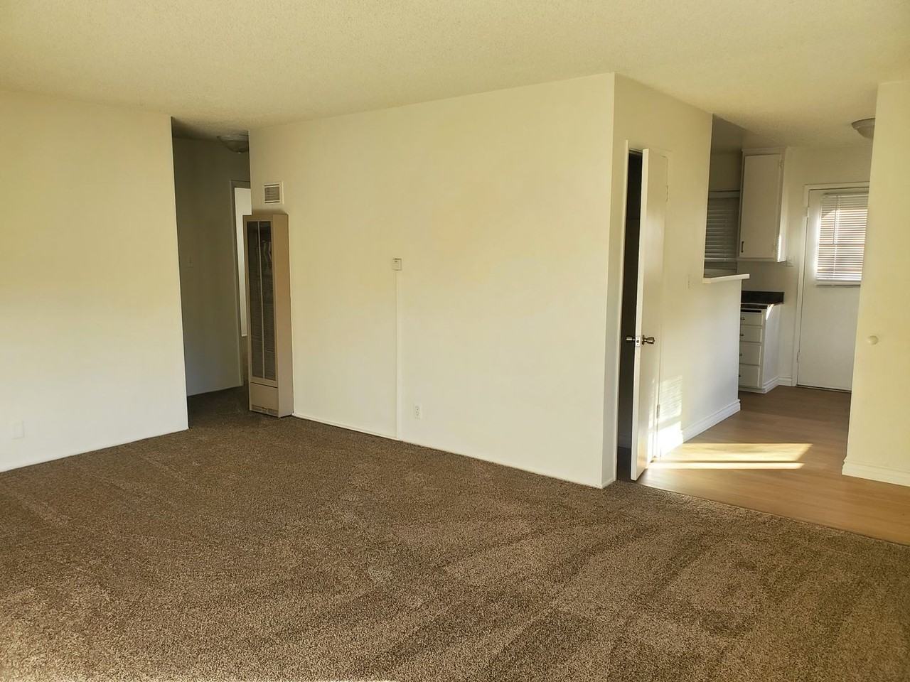 416 E Oak St - Photo 2 of 15