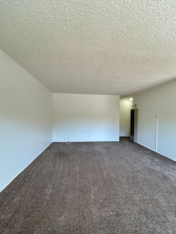 416 E Oak St - Photo 3 of 15
