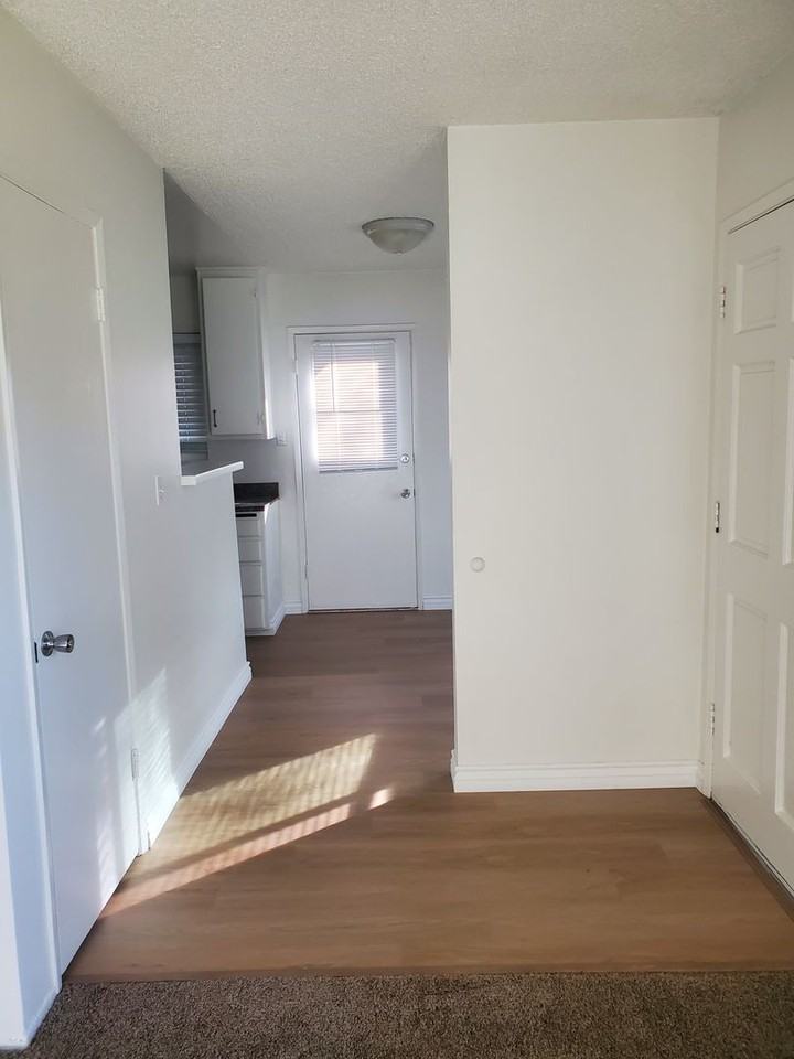 416 E Oak St - Photo 5 of 15
