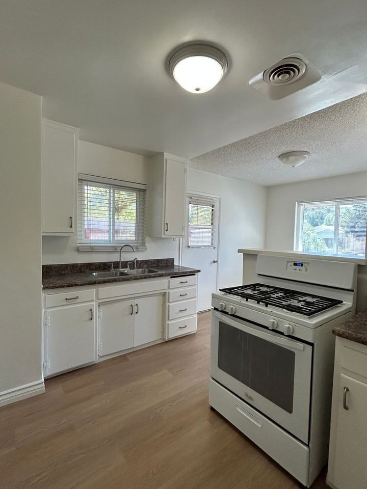416 E Oak St - Photo 6 of 15