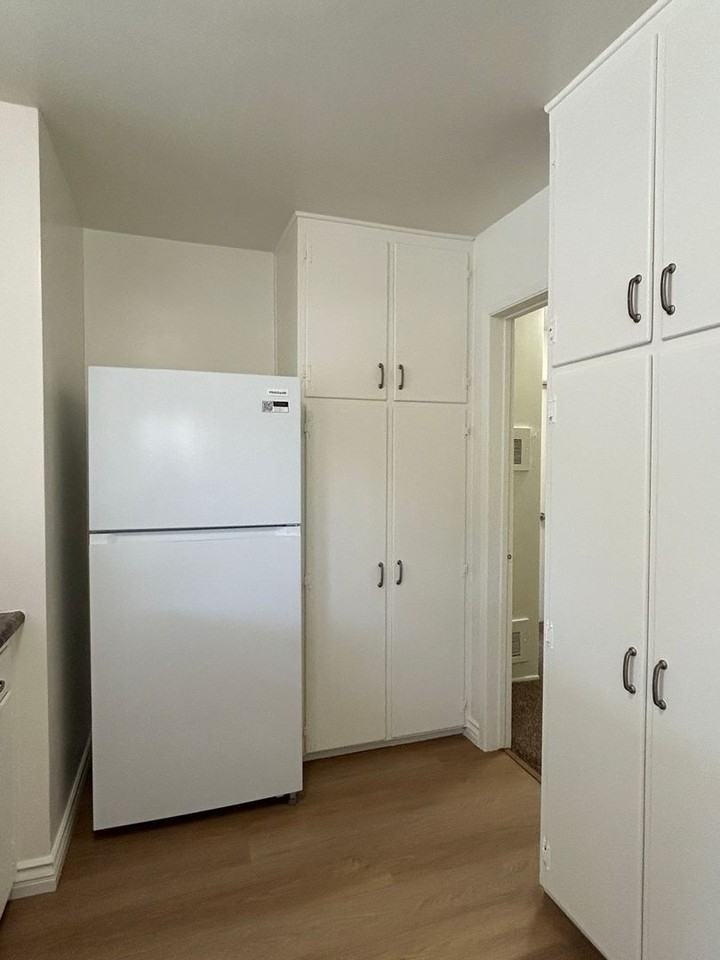416 E Oak St - Photo 7 of 15