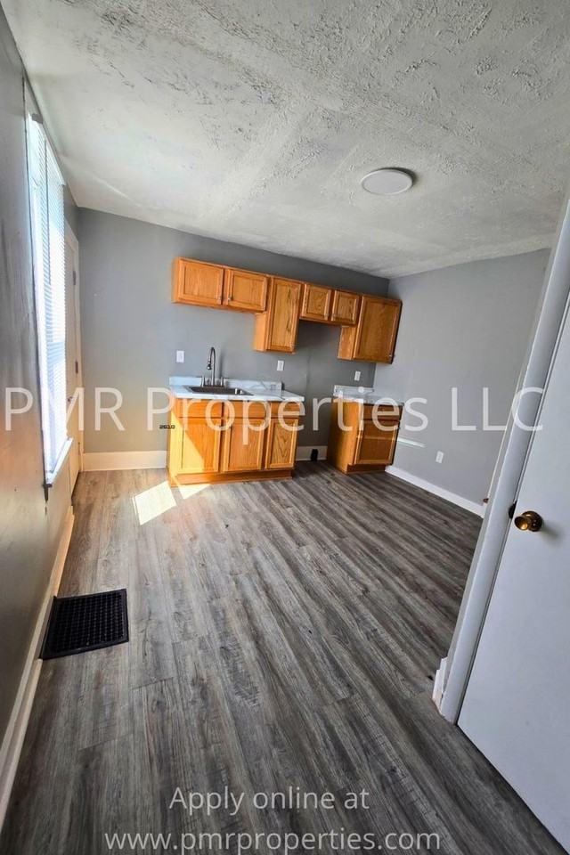 806 S 7th St - Photo 2 of 7