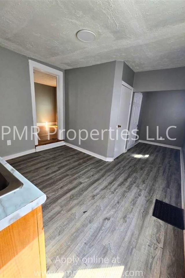 806 S 7th St - Photo 3 of 7