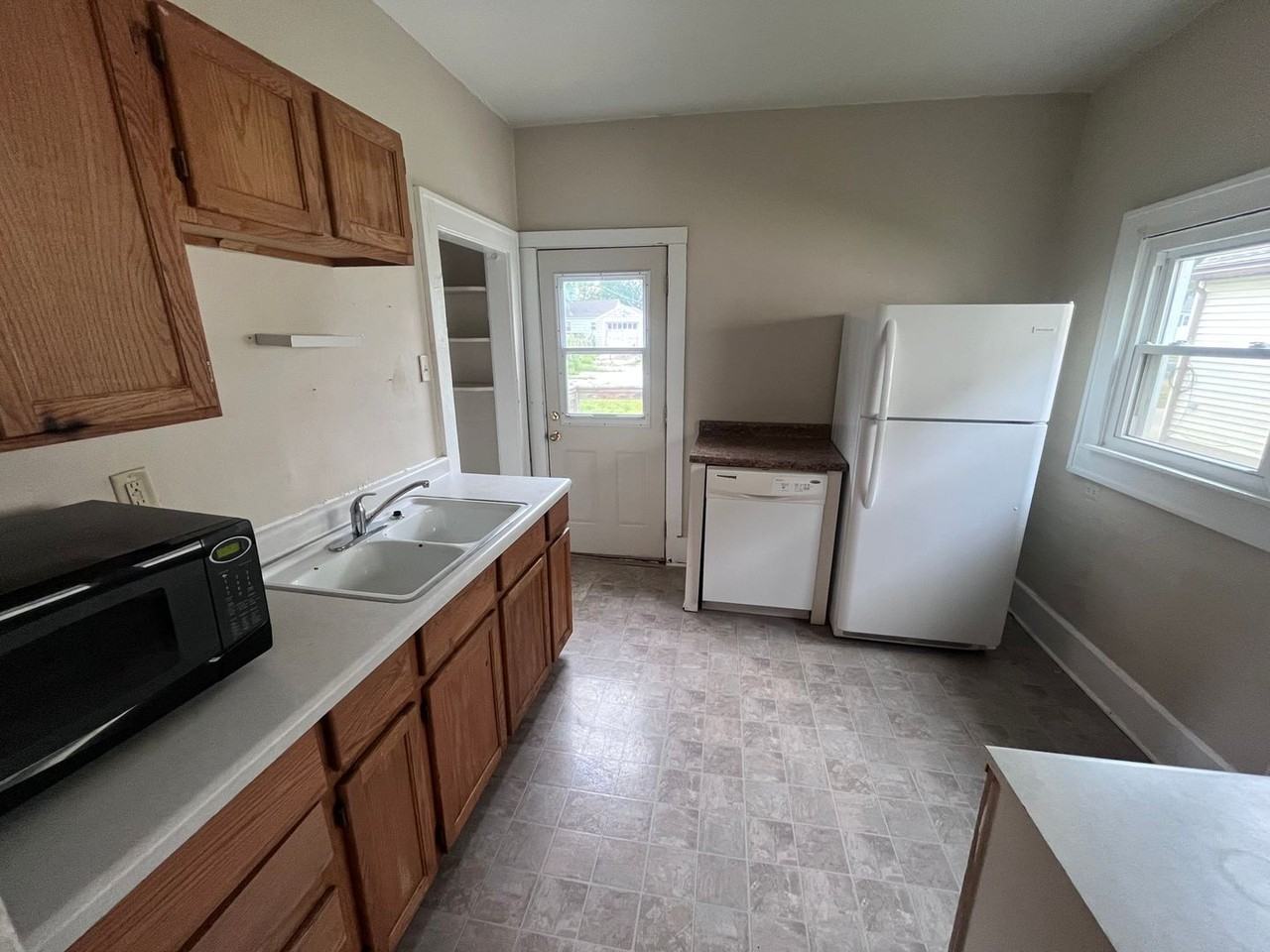 506 Dodge St - Photo 4 of 12
