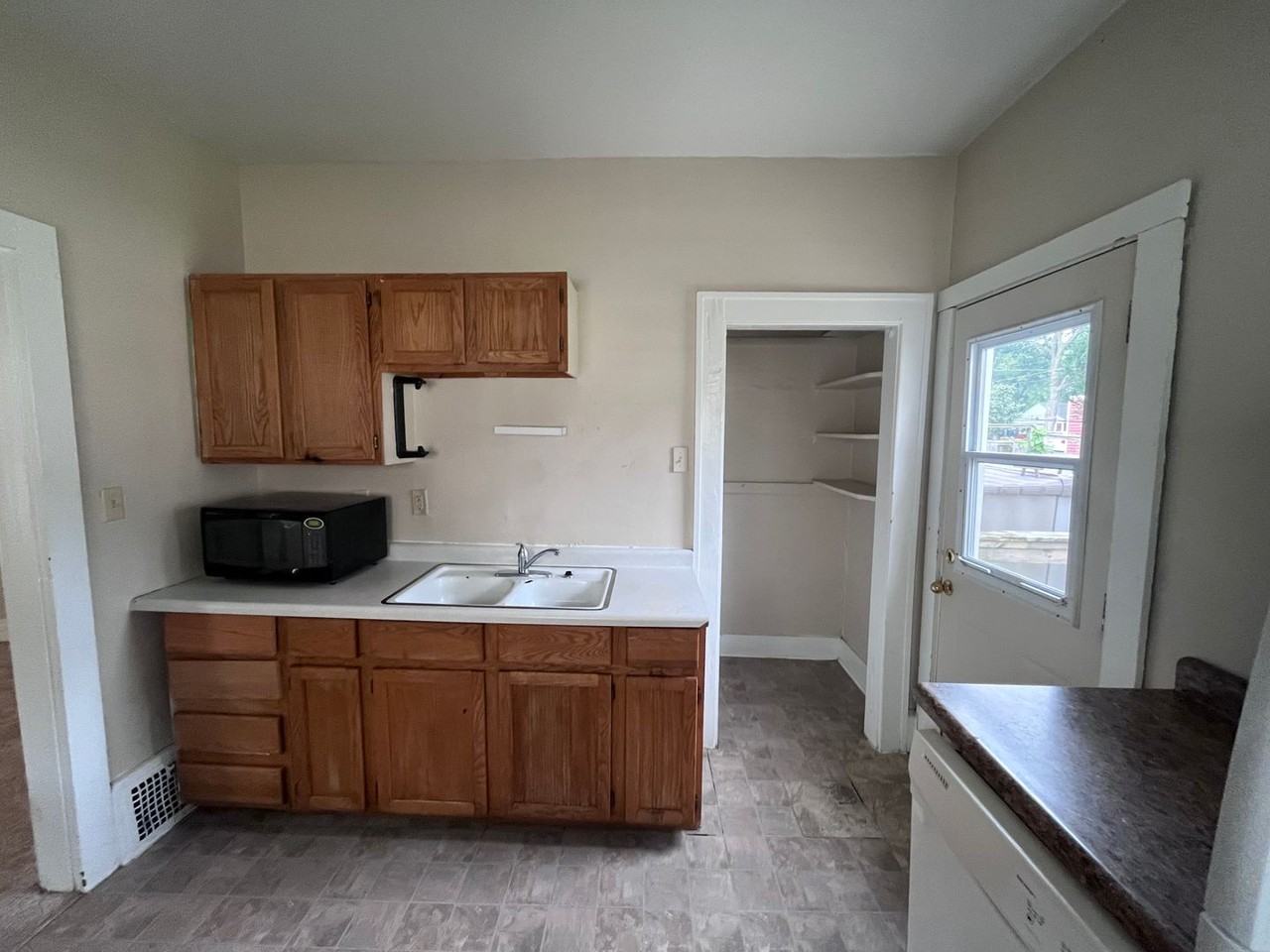 506 Dodge St - Photo 5 of 12