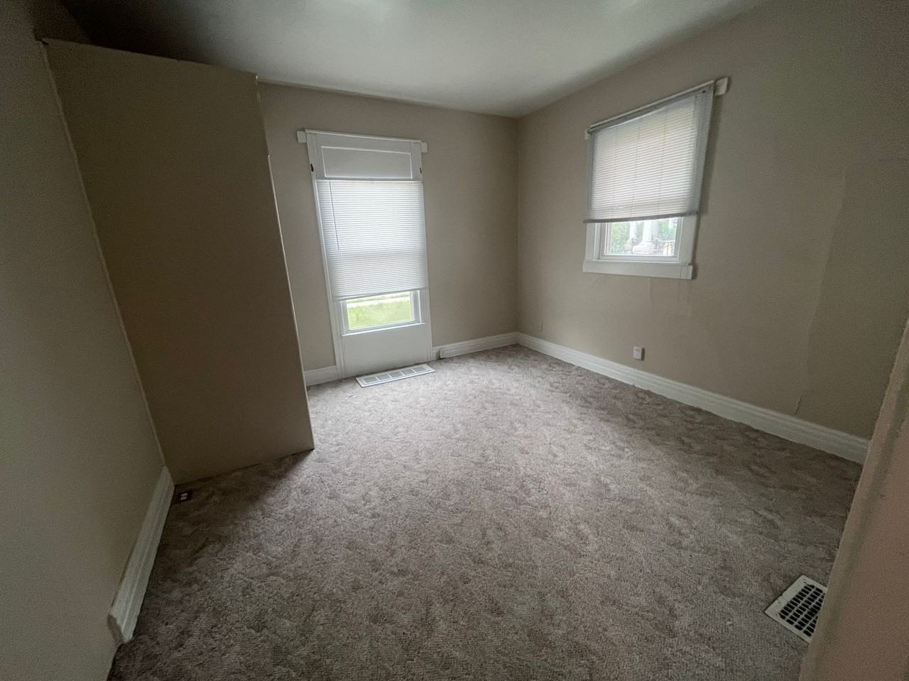 506 Dodge St - Photo 6 of 12