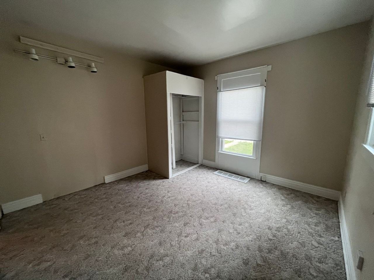 506 Dodge St - Photo 7 of 12