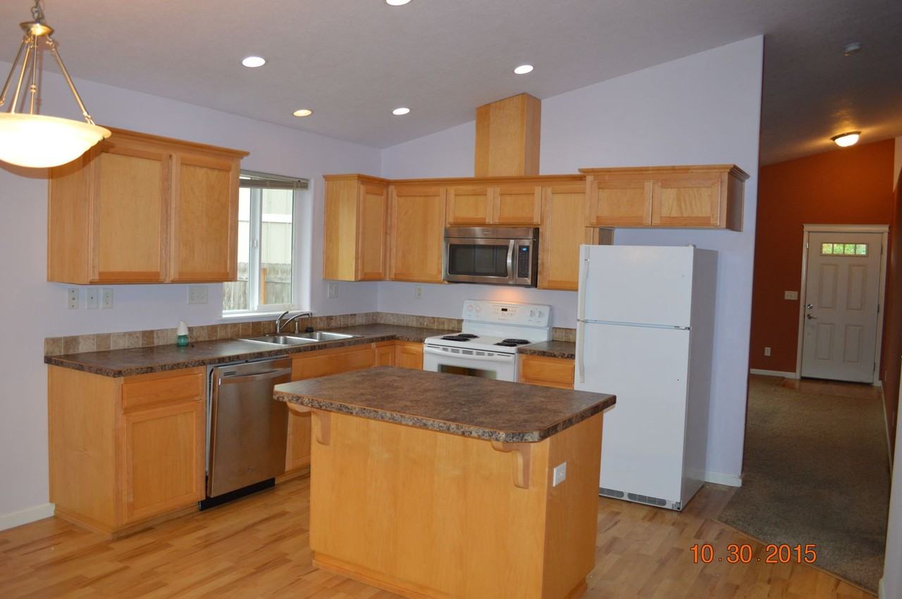 1043 Fuji Ln - Photo 3 of 18