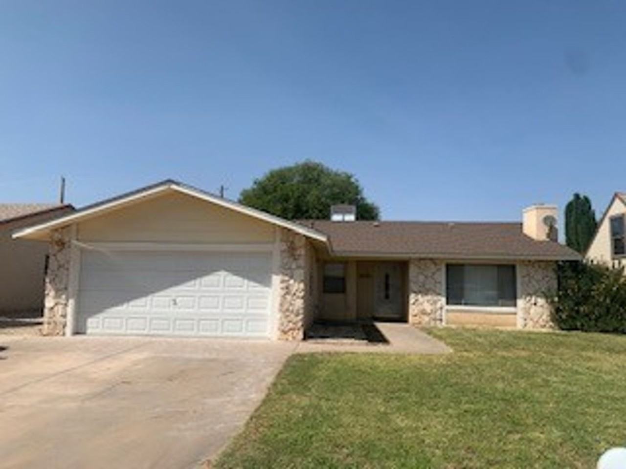 2304 W Bullock Ave - Photo 2 of 15