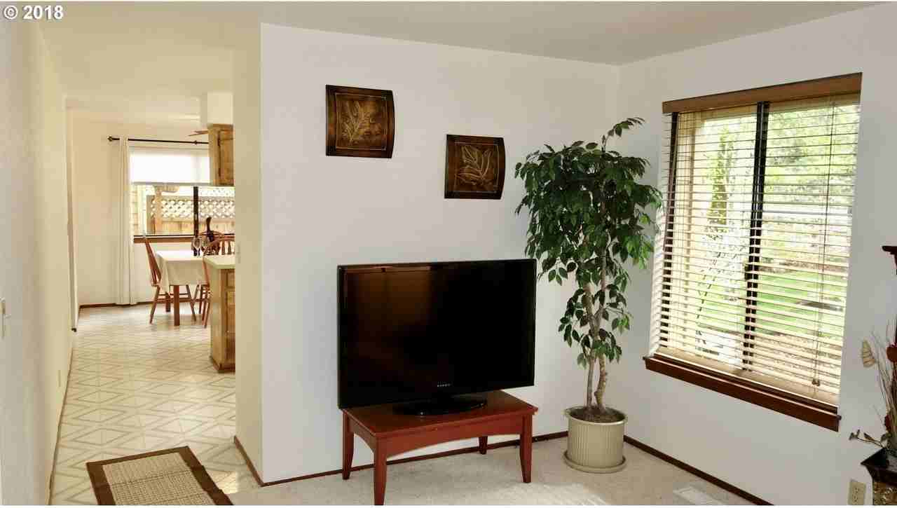 2972 Riverview St - Photo 6 of 23