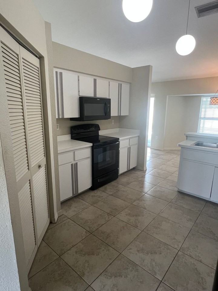 33 Orlando Blvd - Photo 7 of 21