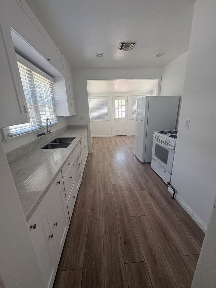810 Campus Ave #1 - Photo 2 of 15