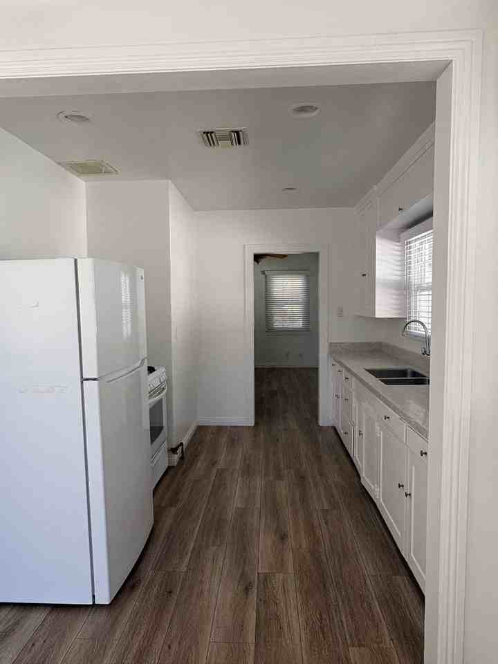 810 Campus Ave #1 - Photo 5 of 15