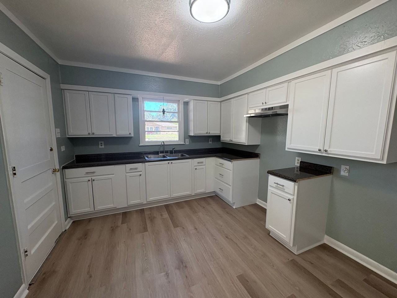 918 Huntington Ln - Photo 3 of 15