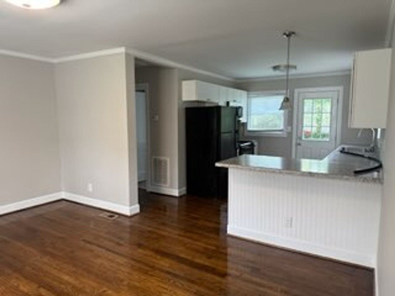 148 S Smallwood Pl - Photo 4 of 11