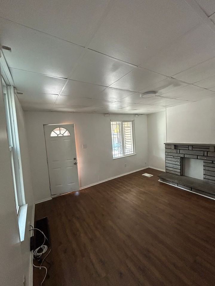 427 Howard St - Photo 2 of 9
