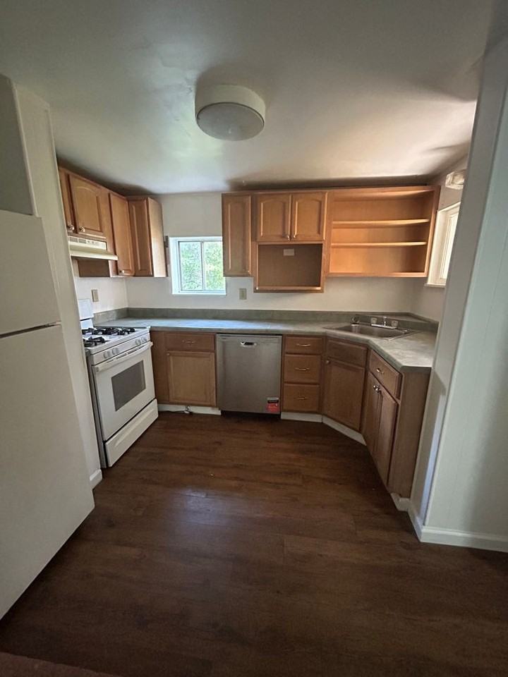 427 Howard St - Photo 4 of 9