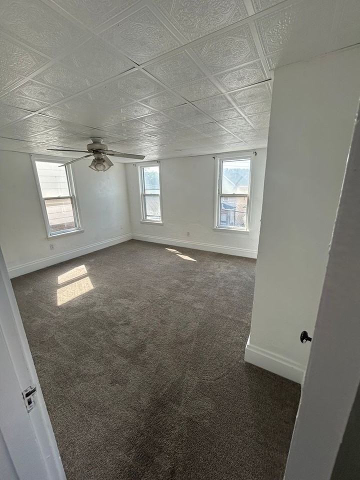 427 Howard St - Photo 7 of 9