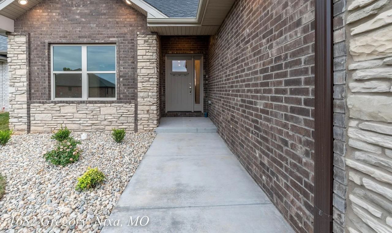 1682 N Gregory Dr - Photo 3 of 21