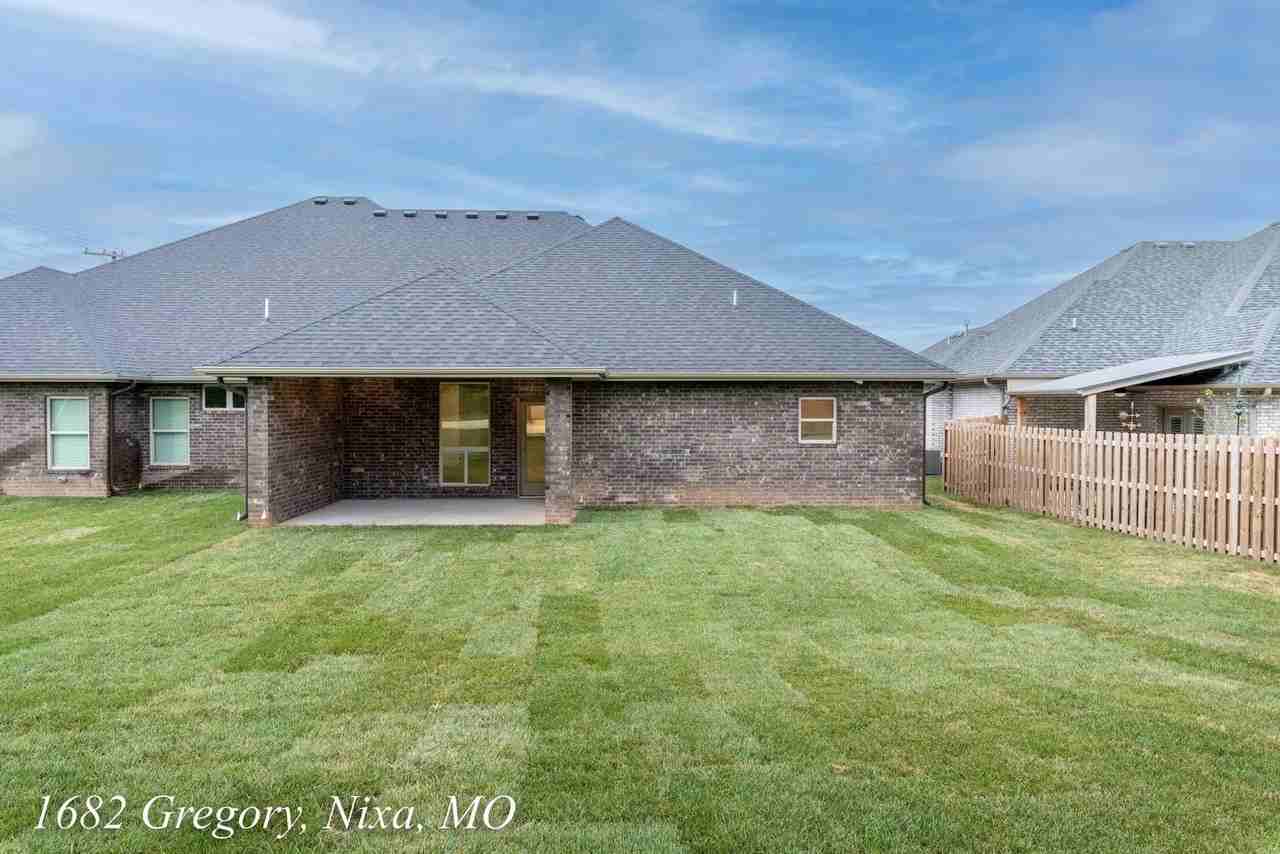 1682 N Gregory Dr - Photo 4 of 21