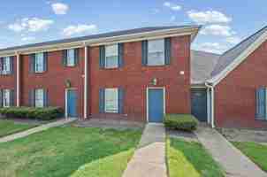 featured image of 818 Barrington Woods Cv