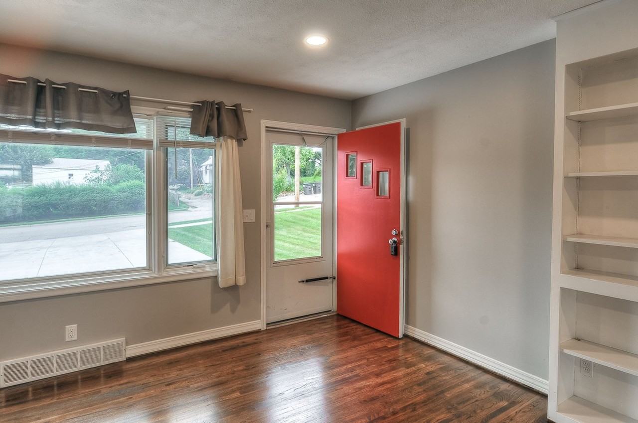 5415 Poppleton Ave - Photo 6 of 34