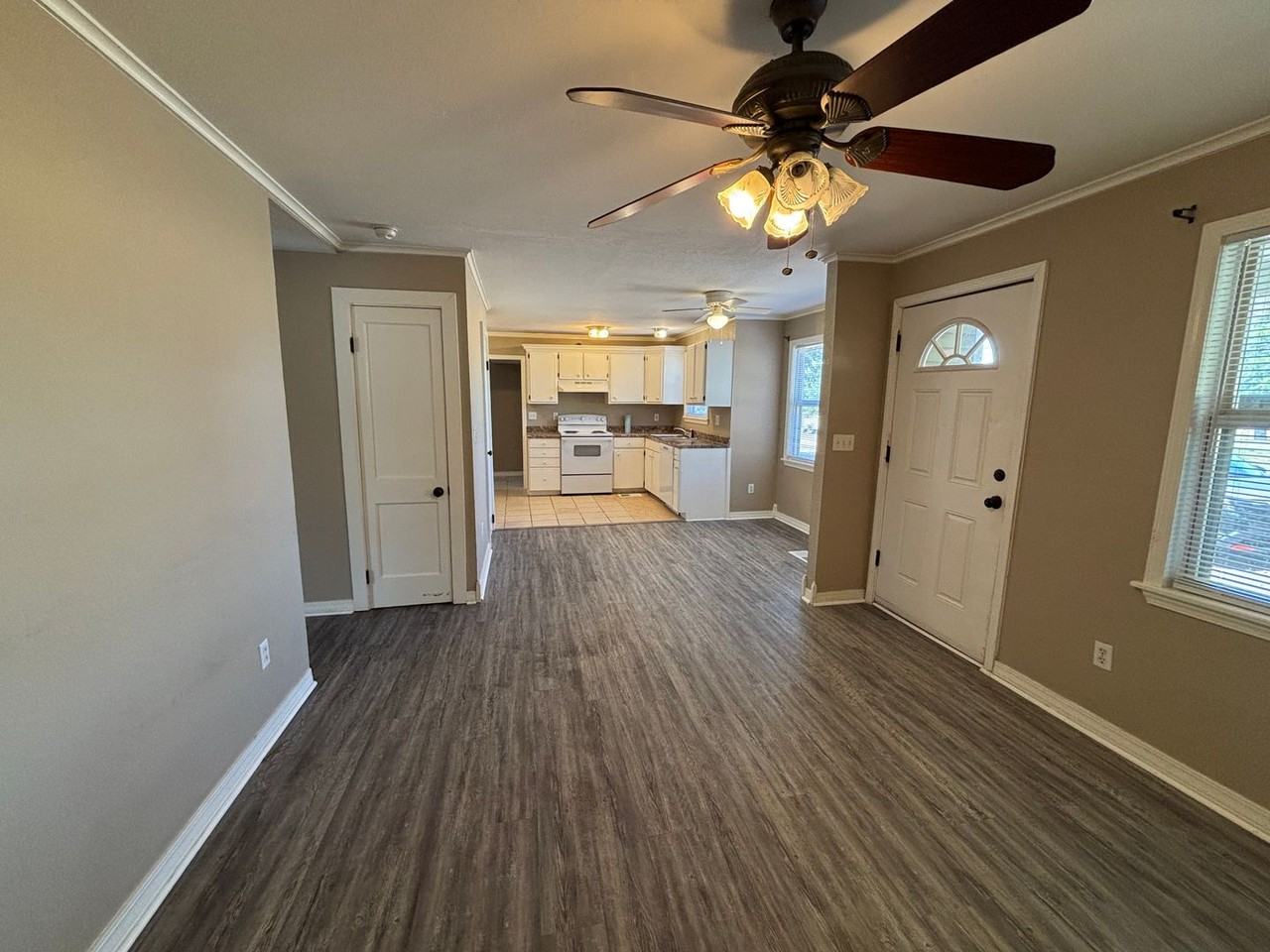 560 E O St - Photo 3 of 11