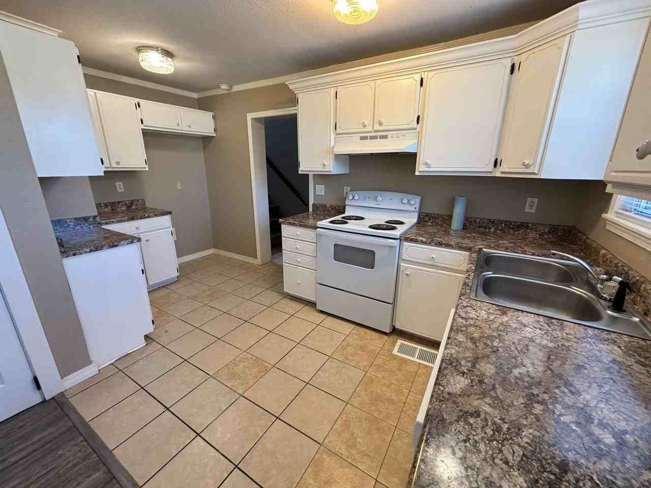560 E O St - Photo 4 of 11