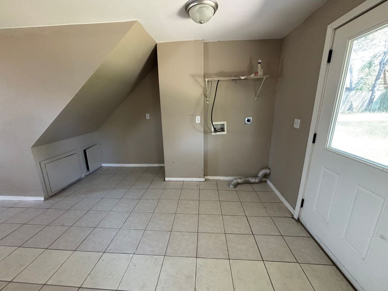 560 E O St - Photo 6 of 11