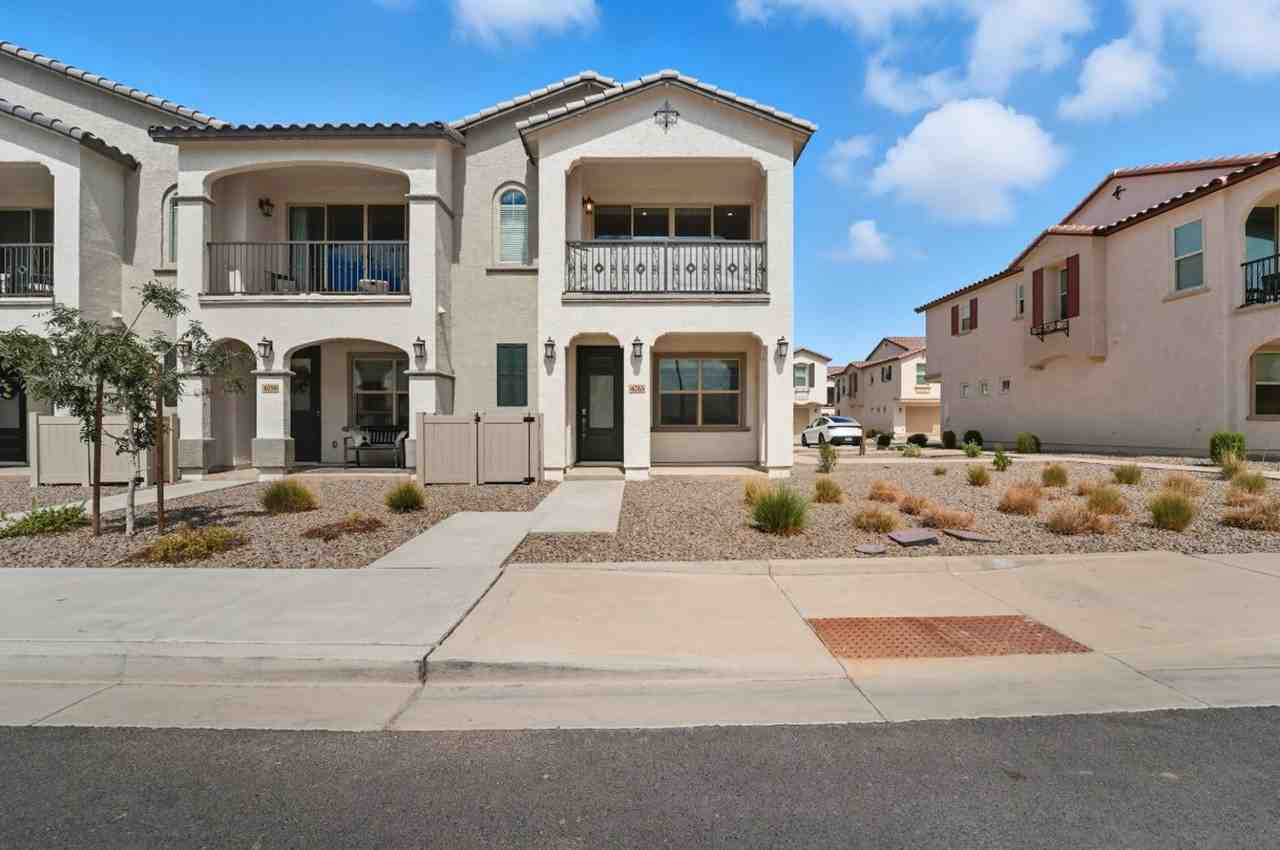 4063 E Amoroso Dr - Photo 3 of 50