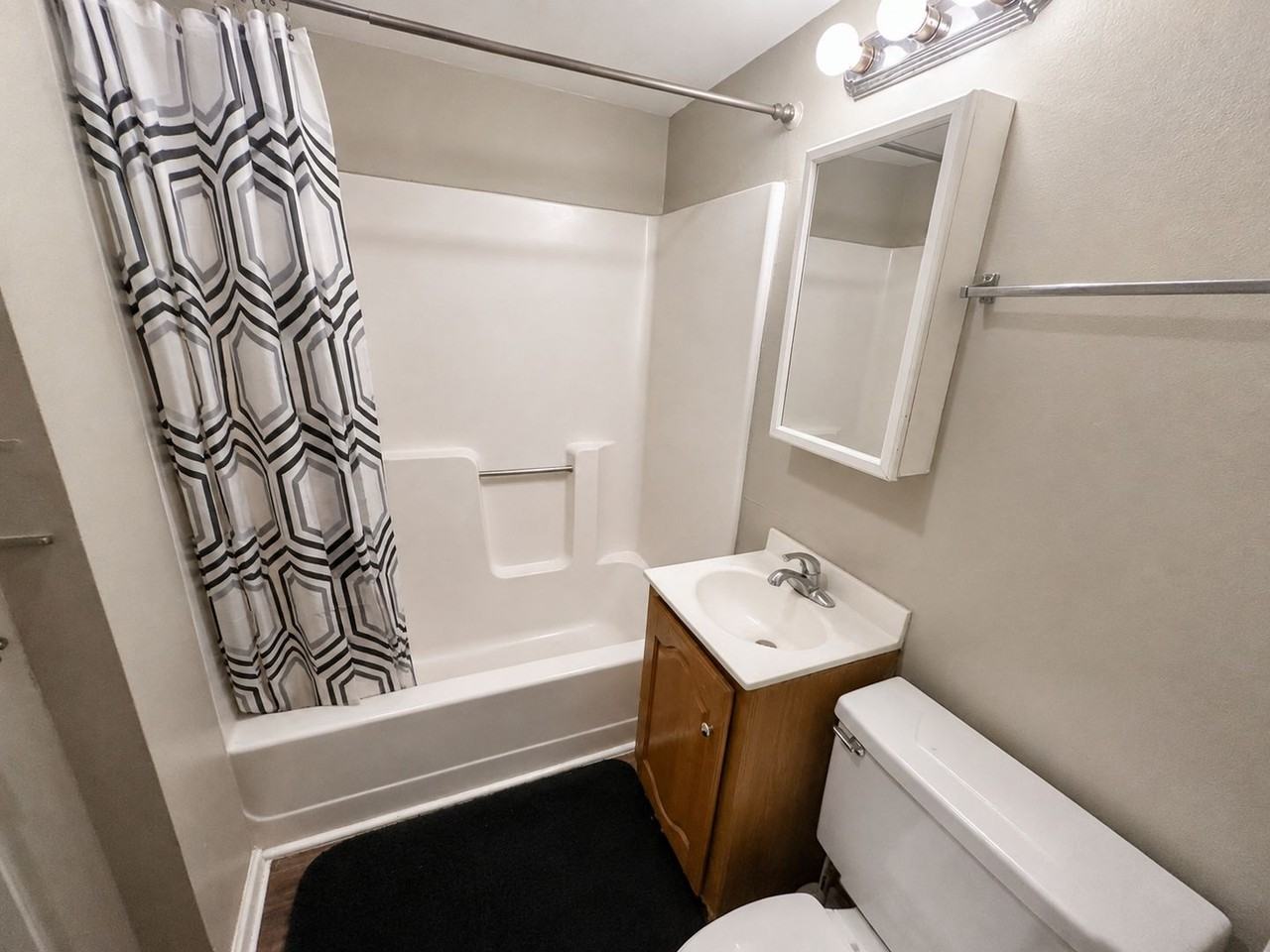 643 Golfview Dr - Photo 4 of 9