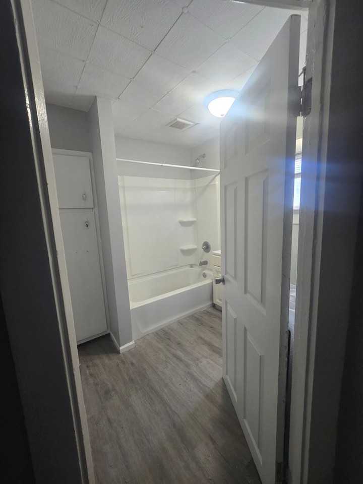 719 E 15th St - Photo 2 of 7