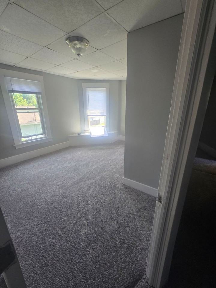 719 E 15th St - Photo 4 of 7