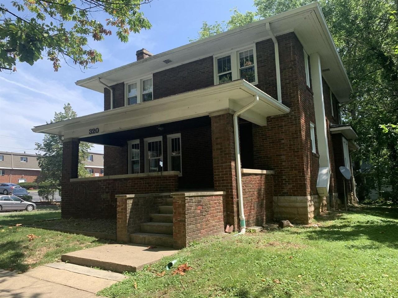 320 N Lincoln St - Photo 2 of 47