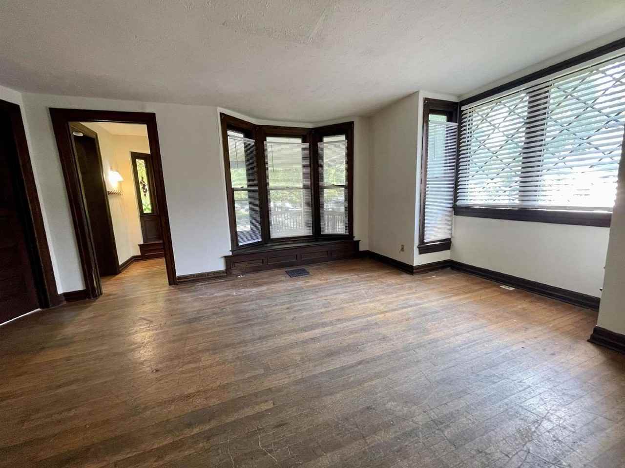 321 N Indiana Ave #1 - Photo 4 of 32