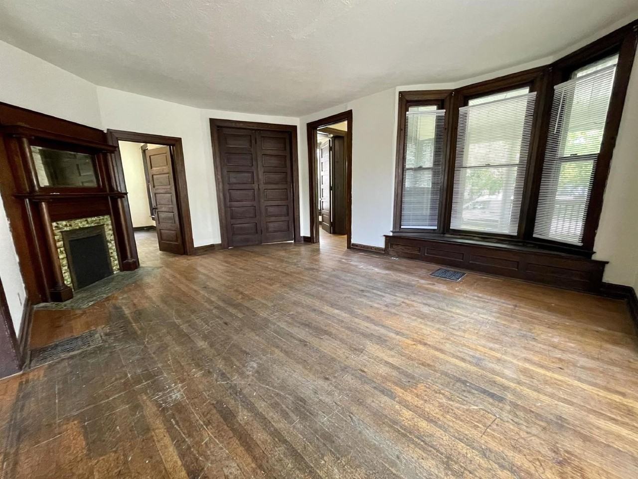 321 N Indiana Ave #1 - Photo 5 of 32
