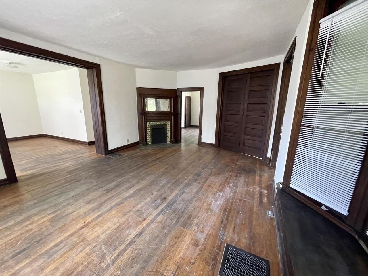 321 N Indiana Ave #1 - Photo 7 of 32