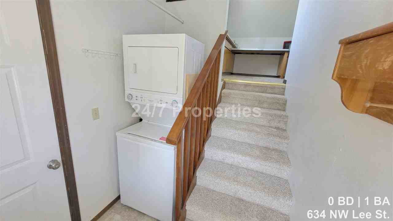 636 Nw Lee St - Photo 2 of 9