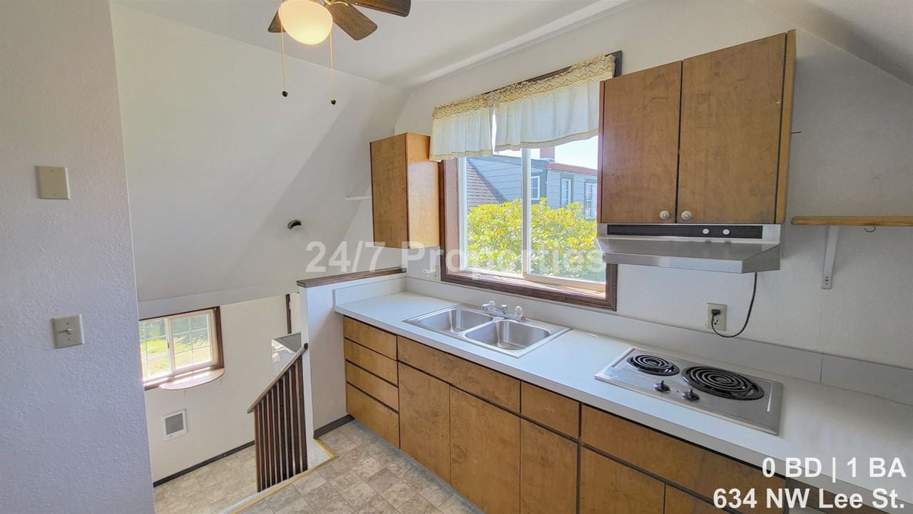 636 Nw Lee St - Photo 3 of 9