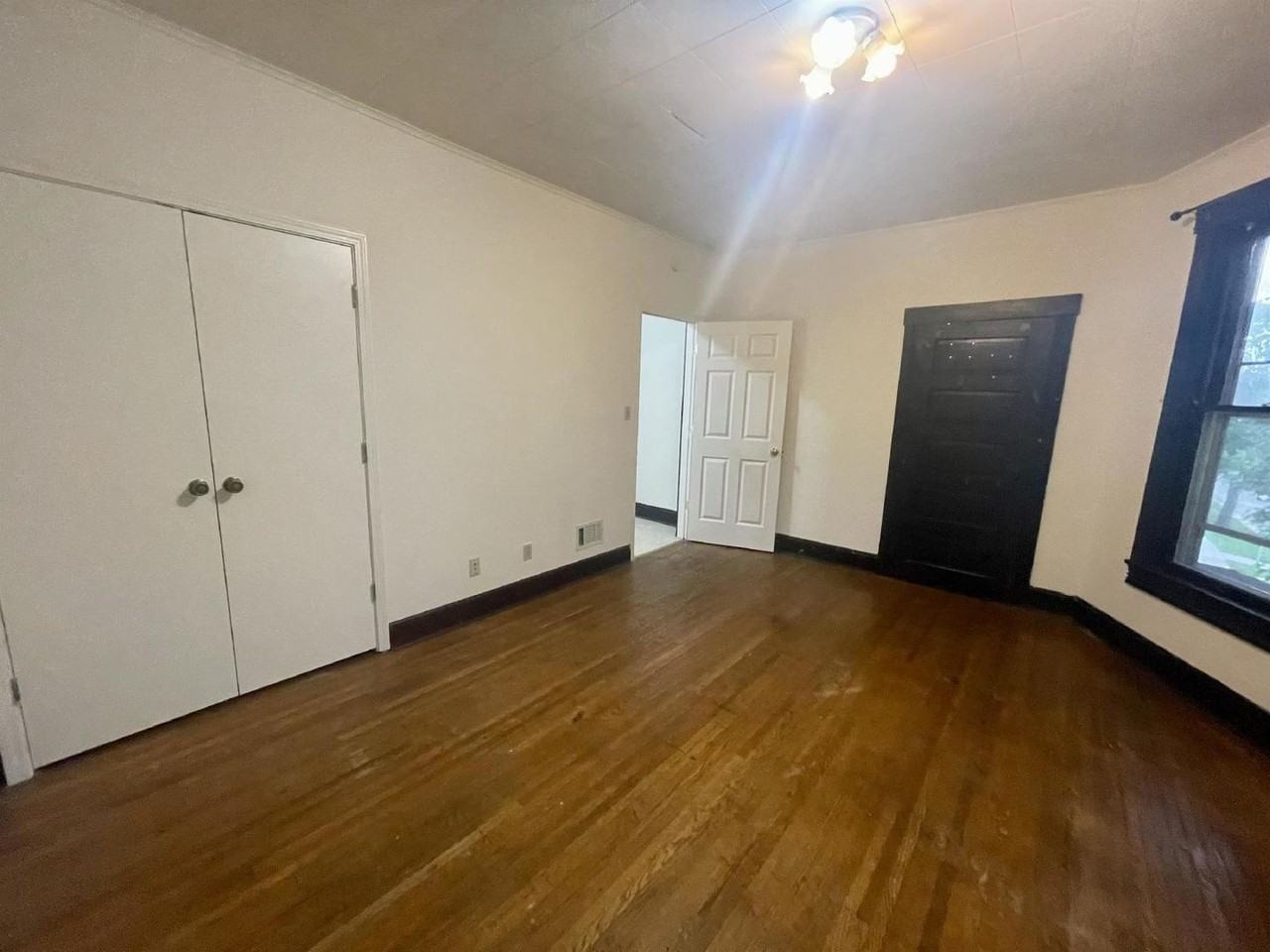 403 N Indiana Ave - Photo 3 of 27