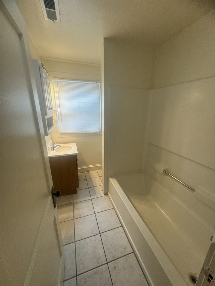 414 S Mitchell St - Photo 2 of 21