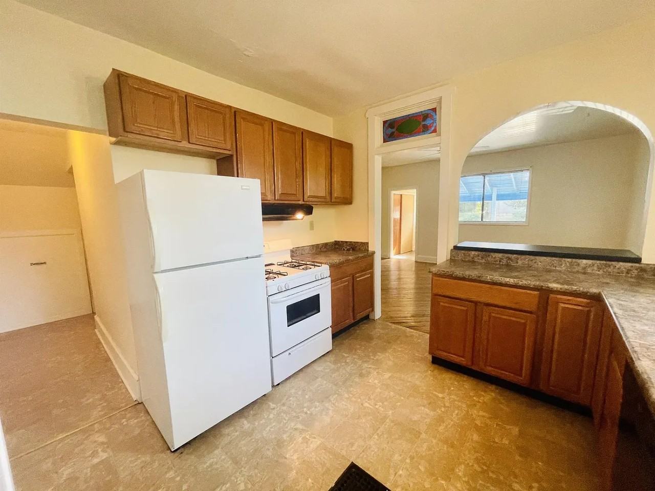 420 S Woodlawn Ave - Photo 7 of 47