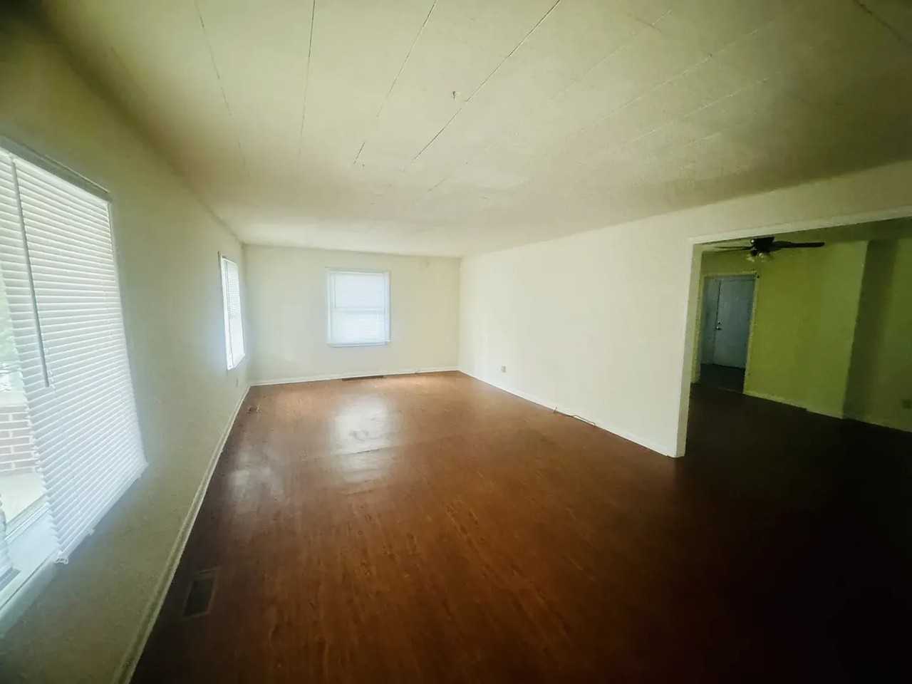 810 N Lincoln St - Photo 5 of 23
