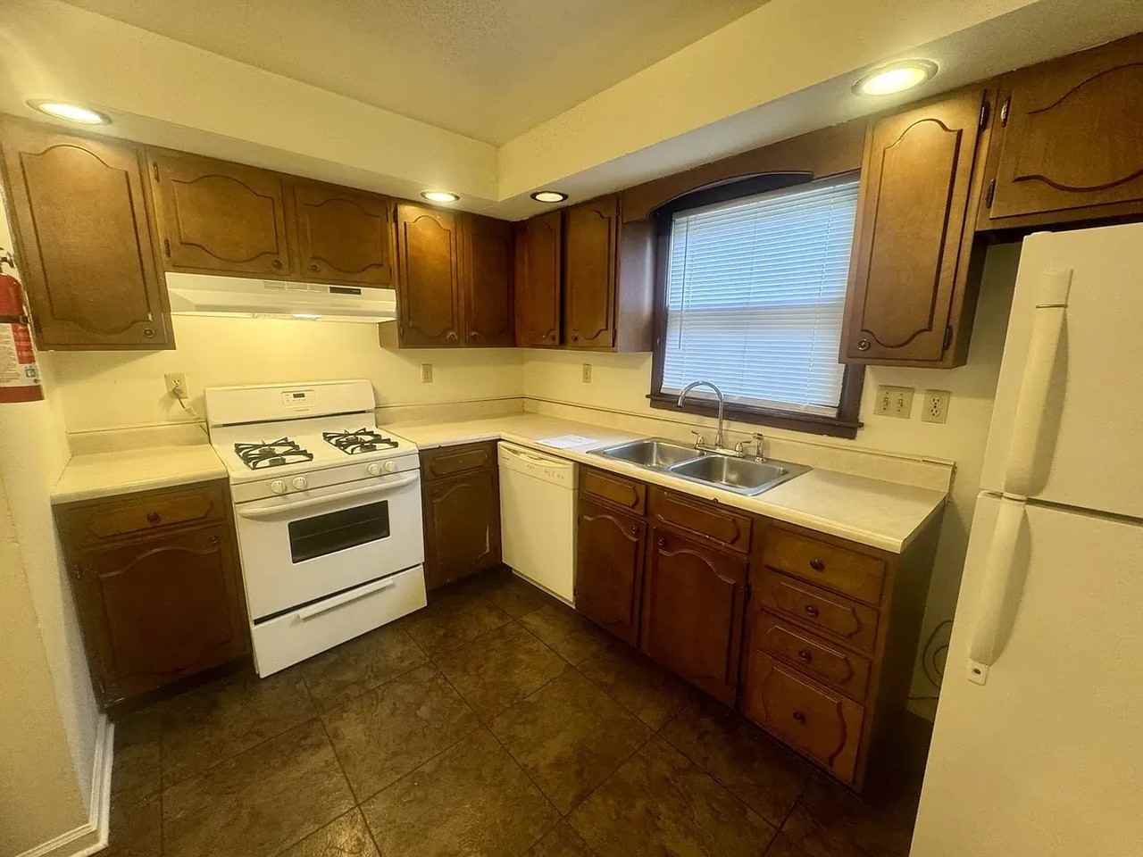 810 N Lincoln St - Photo 7 of 23